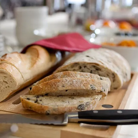 Unique Majestic Ξενοδοχείο 4*