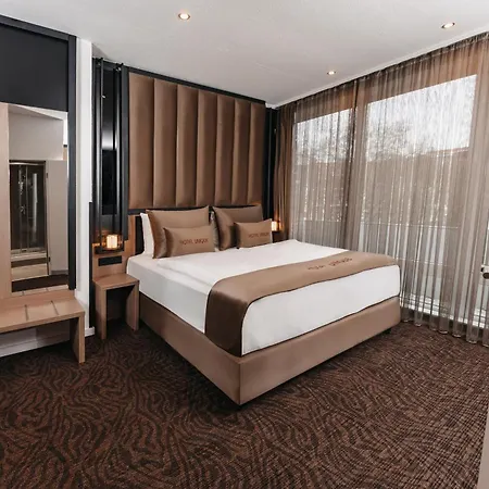 Hotell Unique Majestic 4*